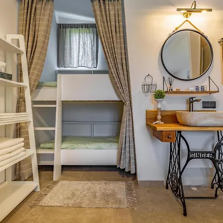 1 Bedroom Amazing In Skatari Holiday home Pula
